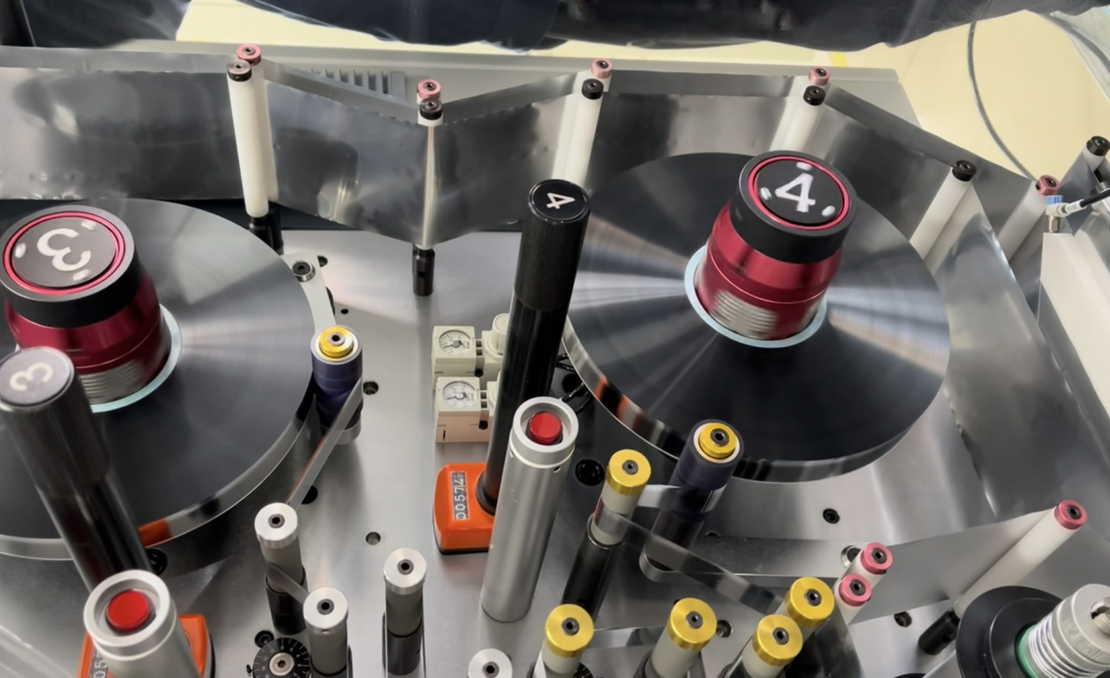 Ang mga prinsipyo ng pagtatrabaho ng mga capacitor dielectric na materyales at pag -optimize ng pagganap